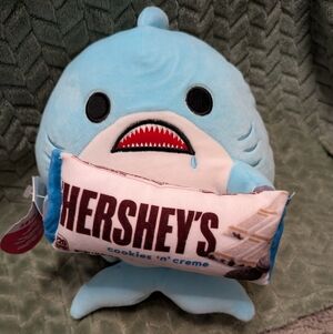 Zuru Snackles Hershey's Cookies 'n' Creme Shark Plush